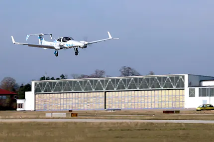 Fly-by-Wire Forschungsflugzeug DA42 der TU München bei einer automatischen Landung in Wiener Neustadt. Fly-by-Wire Forschungsflugzeug DA42 der TU München bei einer automatischen Landung in Wiener Neustadt.