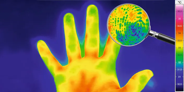 InfraTec Glossar MicroScan - Thermogramm mit Hand und Lupe