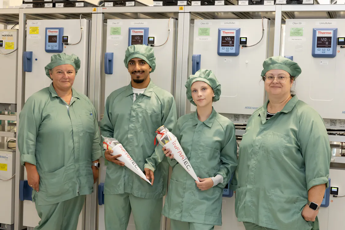 InfraTec Azubis Mikrotechnologe Gruppenfoto 2026
