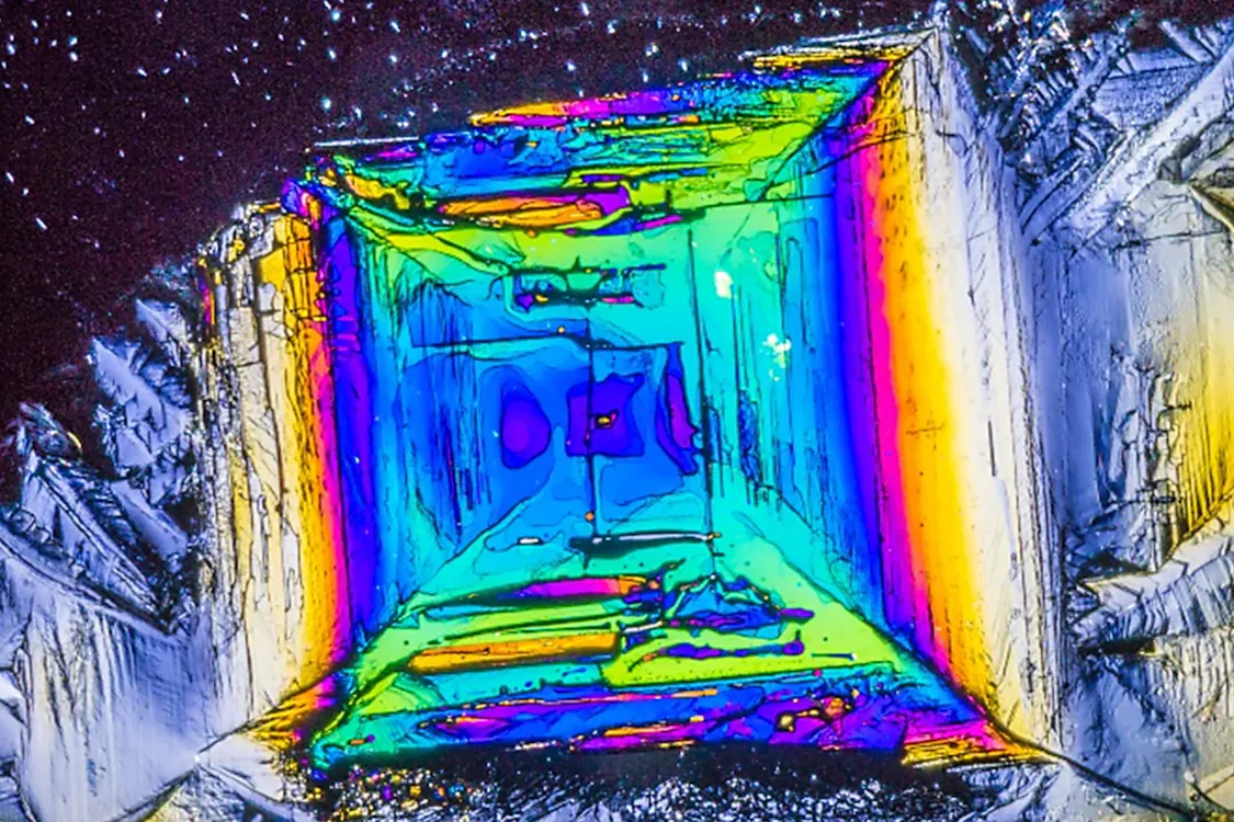 Polarisationsmikroskopische Aufnahme von kristallisiertem Rochelle‐Salz