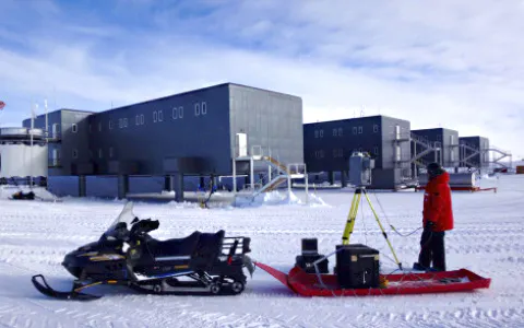 LIDAR/thermography system under operation at the South Pole Station.