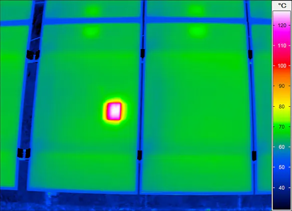Thermografie-Aufnahme von Photovoltaik-Elementen