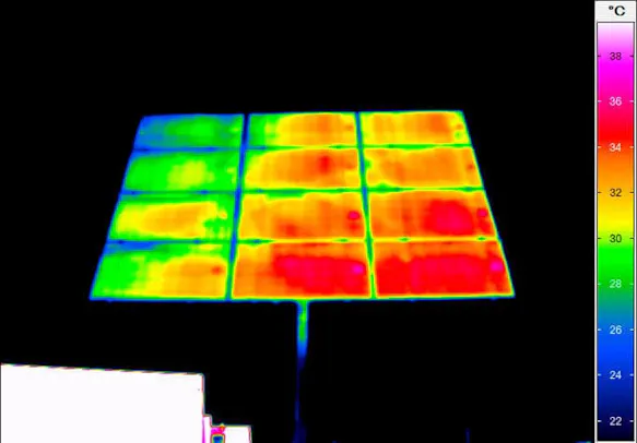  Thermografie-Aufnahme einer Photovoltaik-Kleinanlage