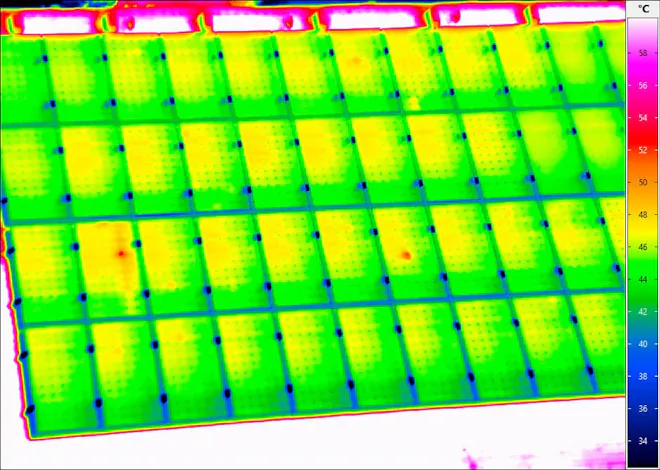 Thermografie-Aufnahme einer Photovoltaik-Solaranlage