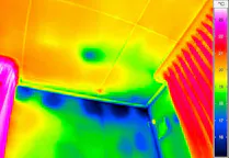 Thermografie-Aufnahme einer Wohnzimmerwand
